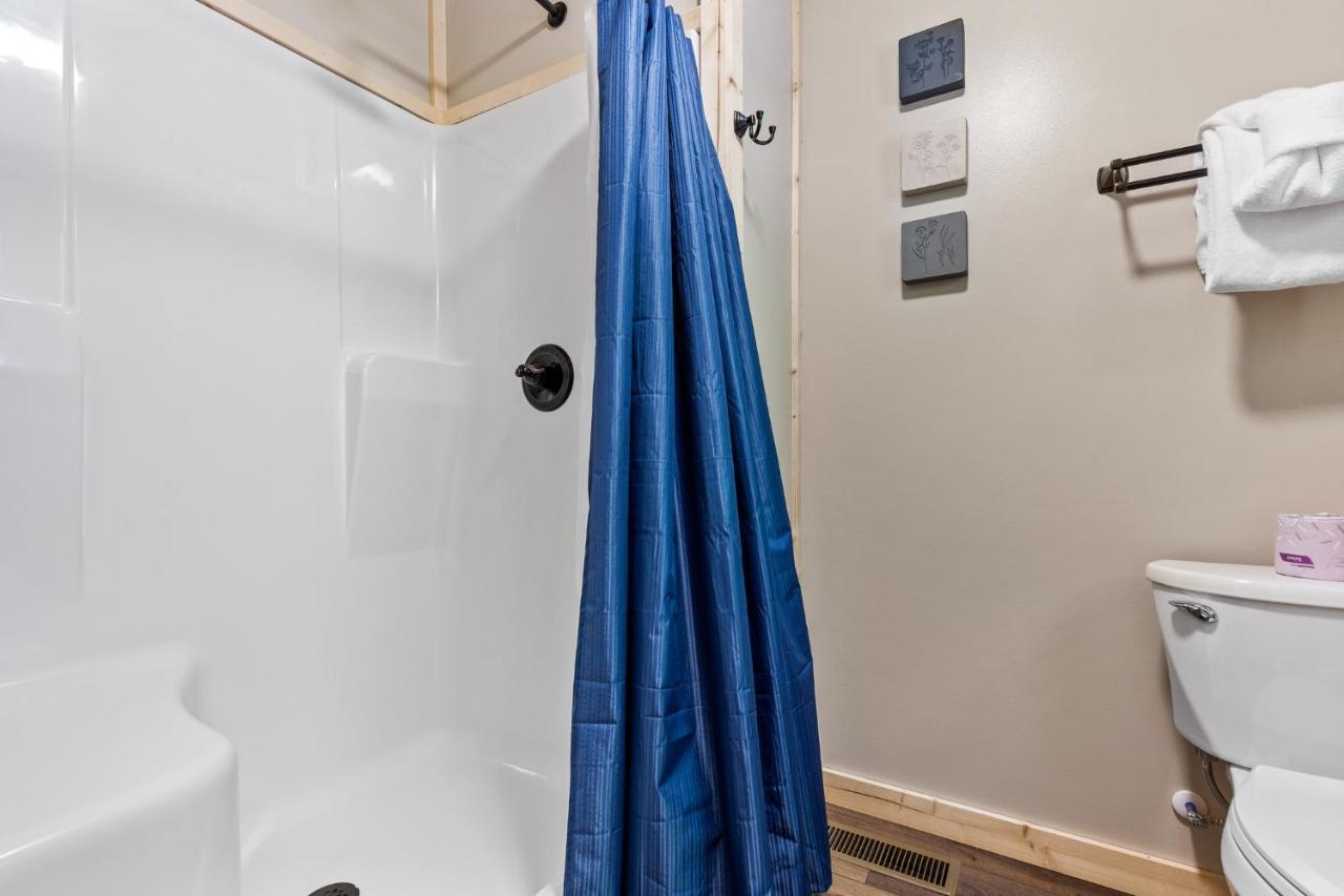 Nestled Inn McCookville Екстериор снимка