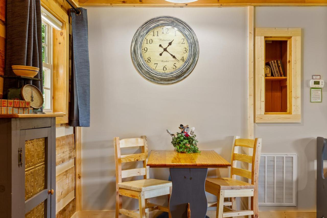Nestled Inn McCookville Екстериор снимка
