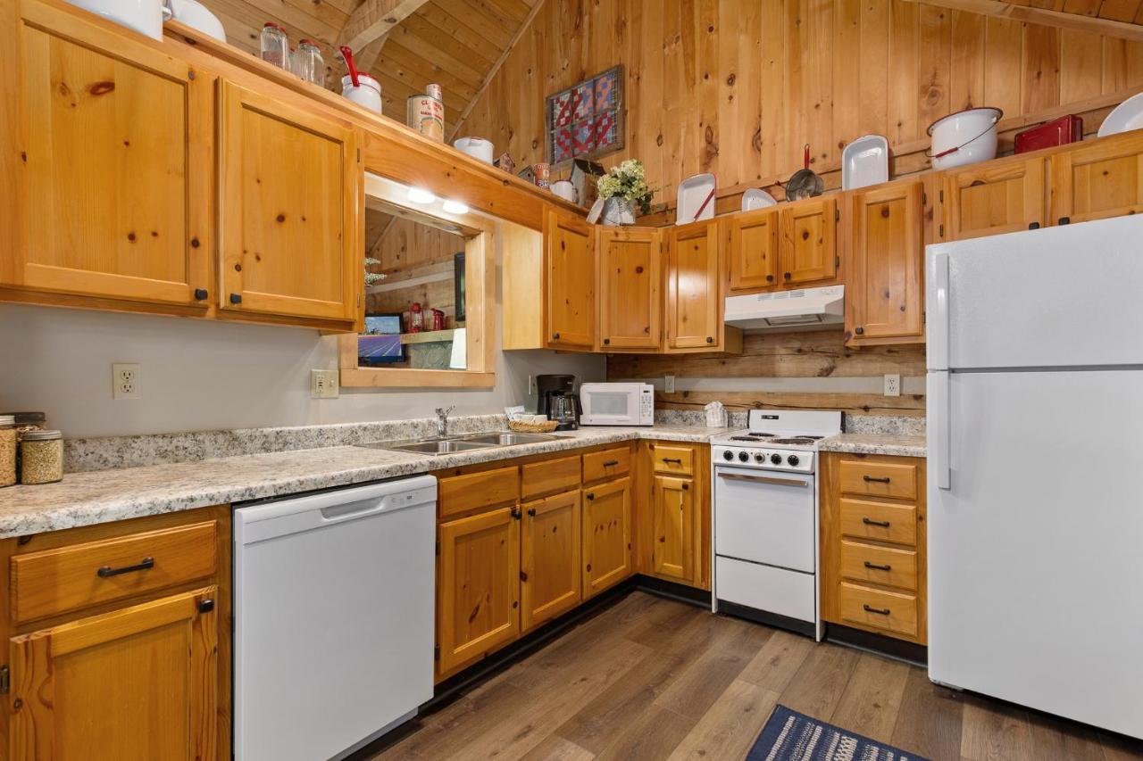 Nestled Inn McCookville Екстериор снимка